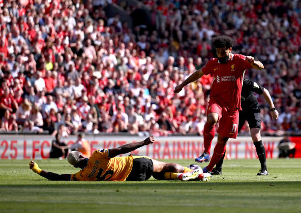 他在場上拼 他在場上拼